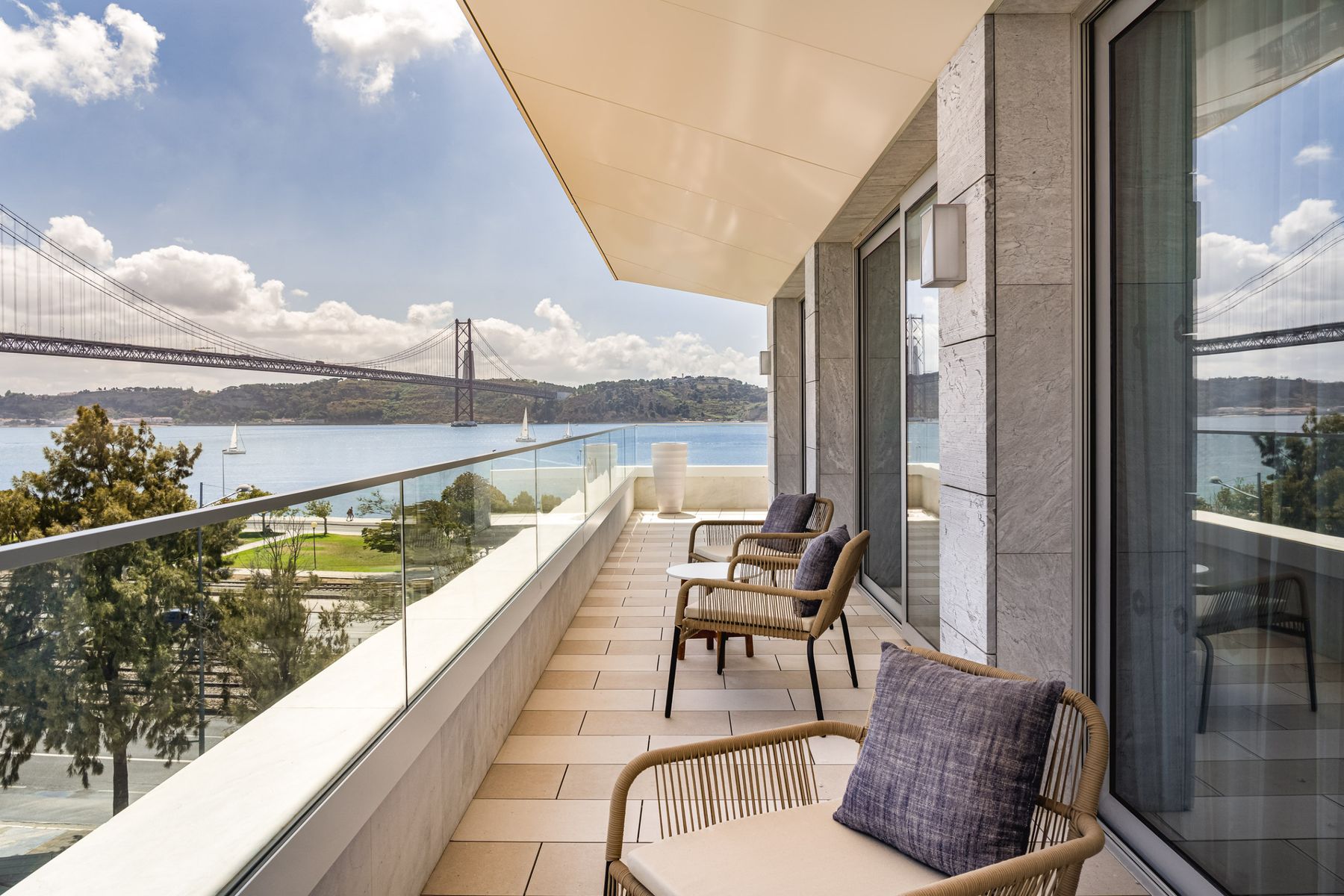Varanda sobre o Tejo · Hyatt Regency Lisboa Residences: apartamento T1 no Hyatt Regency Lisboa Residences