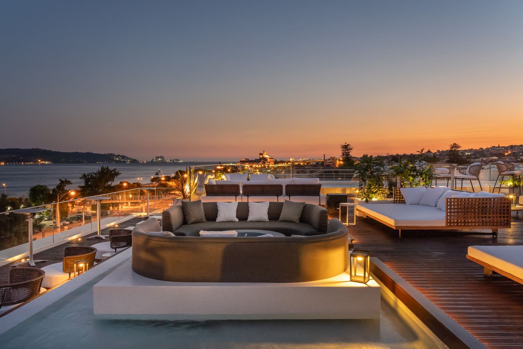 ICON Rooftop do Hyatt Regency Lisboa ao entardecer, com a Ponte 25 de Abril ao fundo