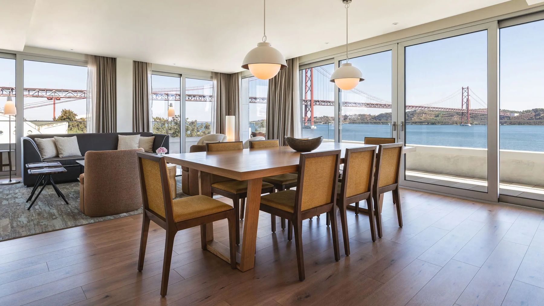 Sala de jantar com vista para a ponte, apartamento T3 no Hyatt Regency Lisboa Residences