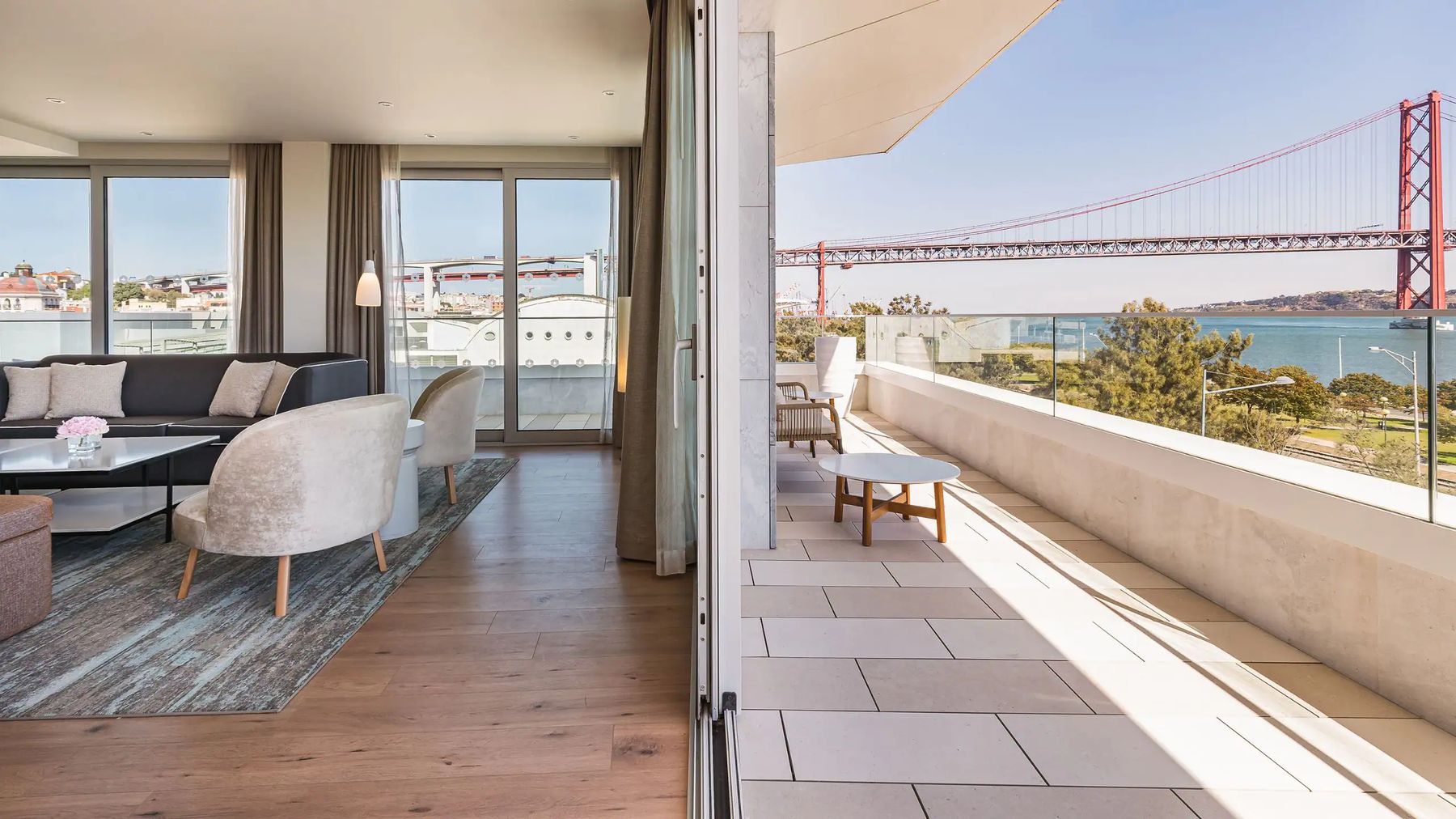 Wohnzimmer und Terrasse, Apartment mit drei Schlafzimmern im Hyatt Regency Lisboa Residences