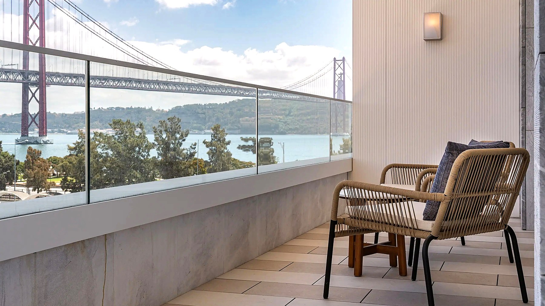 Balkon eines Apartments mit einem Schlafzimmer, mit seitlichem Blick auf den Tejo und die Brücke · Hyatt Regency Lisboa Residences: Apartment mit einem Schlafzimmer im Hyatt Regency Lisboa Residences