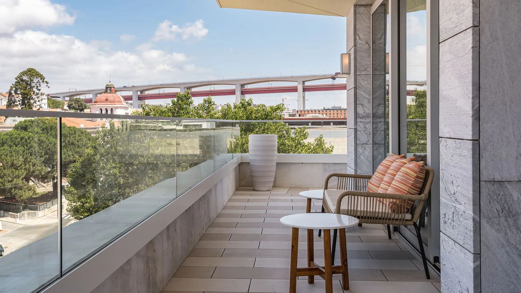 Varanda com vista para a ponte, apartamento T2 no Hyatt Regency Lisboa Residences
