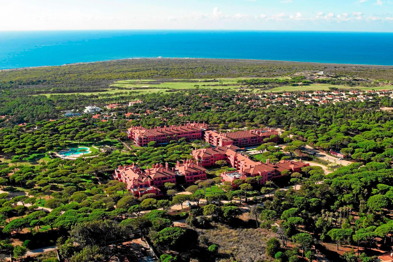 Vista aérea do resort com o Atlântico ao fundo · Sheraton Cascais Resort