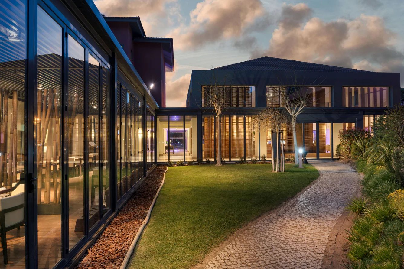 Entrada pelo jardim, ao anoitecer · Sheraton Cascais Resort