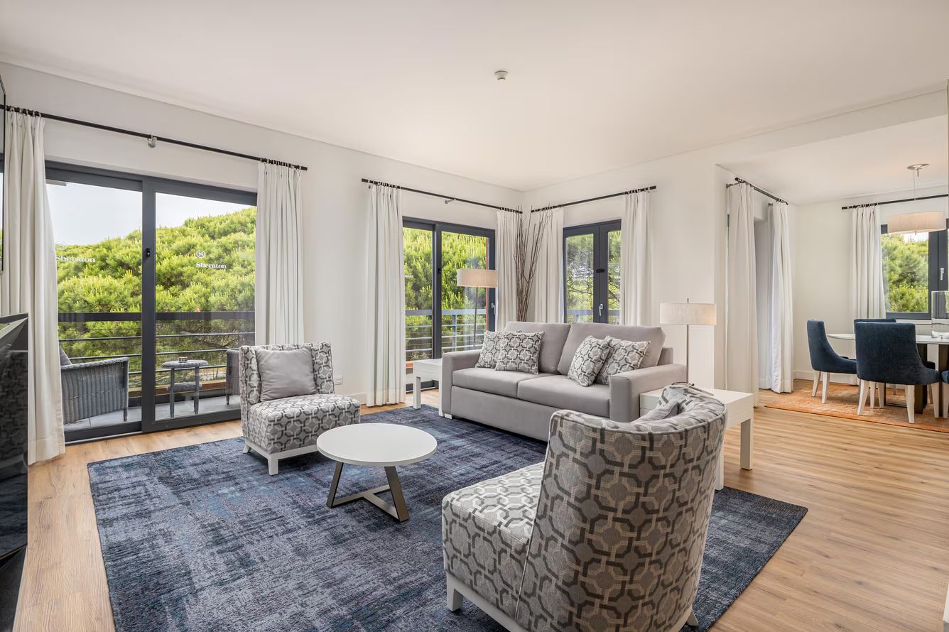 Sala com vista para o jardim, apartamento T2 no Sheraton Cascais Resort