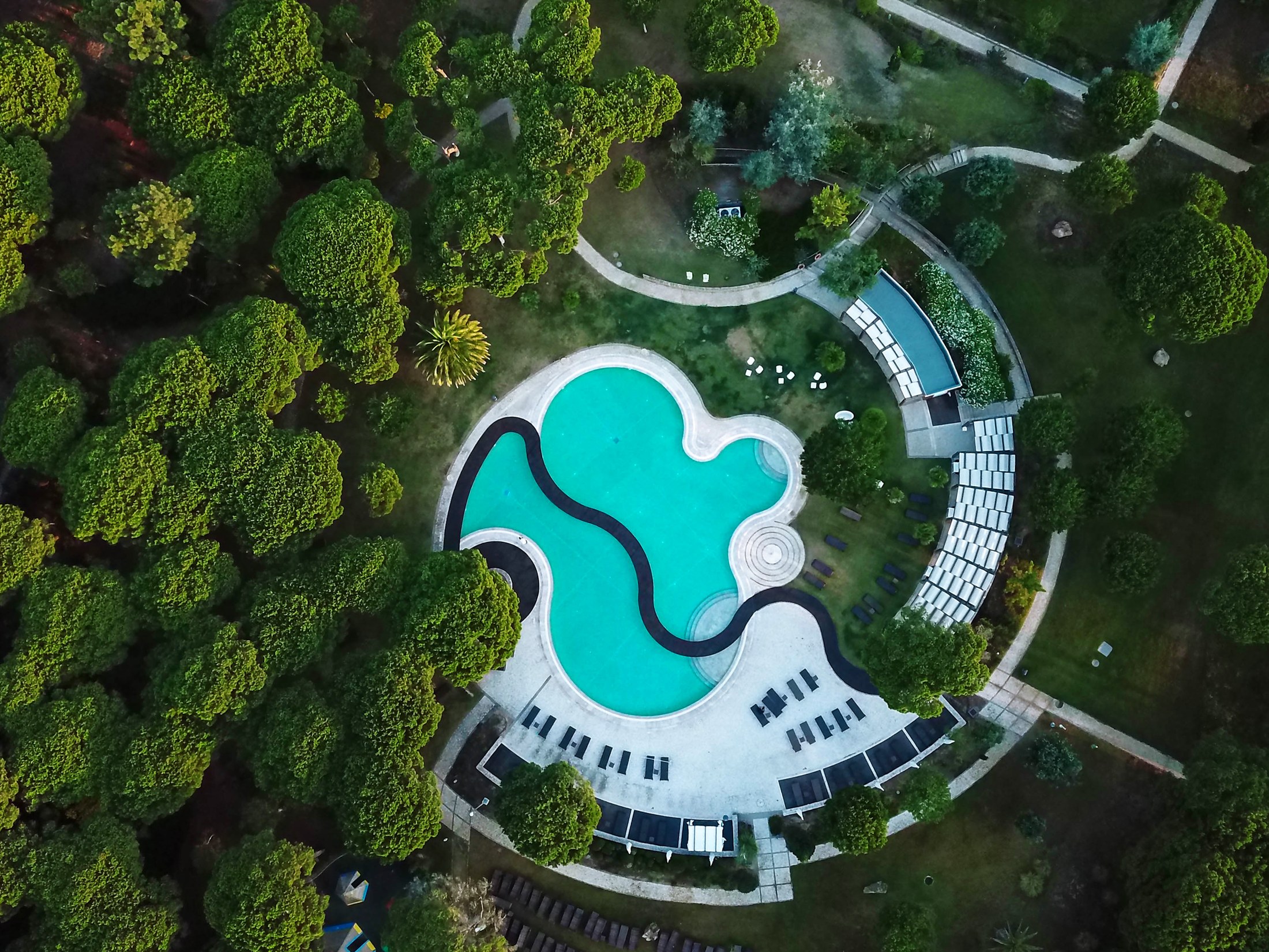 Pool des Sheraton Cascais Resort von oben, zwischen Pinien